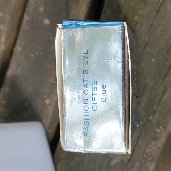 Vintage Avon cats eye bracelet and earrings set. blue shaded stones and silver - Picture 4 of 4